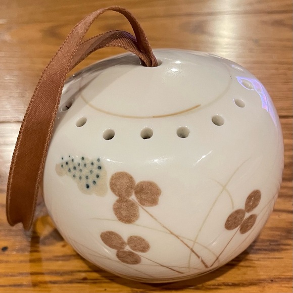 Andre Richards Potpourri Ornament, ivory floral design, brown cord - Picture 2 of 5